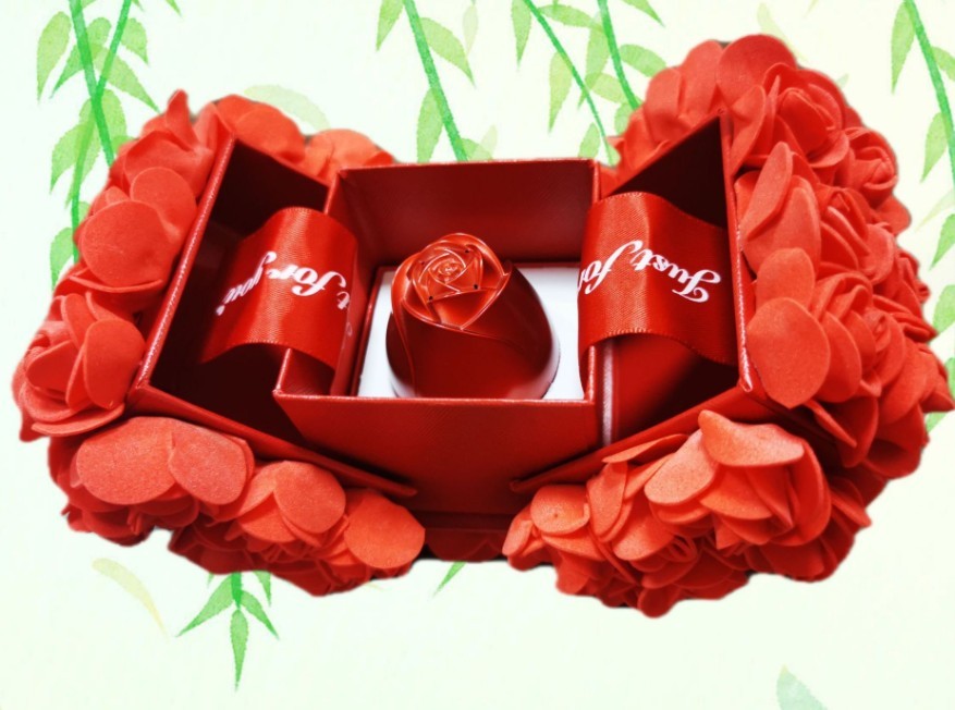 Valentine's Day Gifts Metal Rose Jewelry Gift Box & Necklace