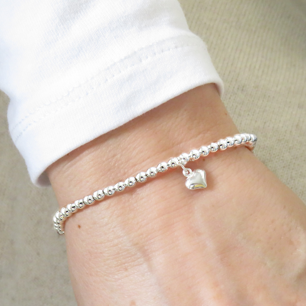 Bracelet en perles argentées pour filles avec mini cœur gonflé