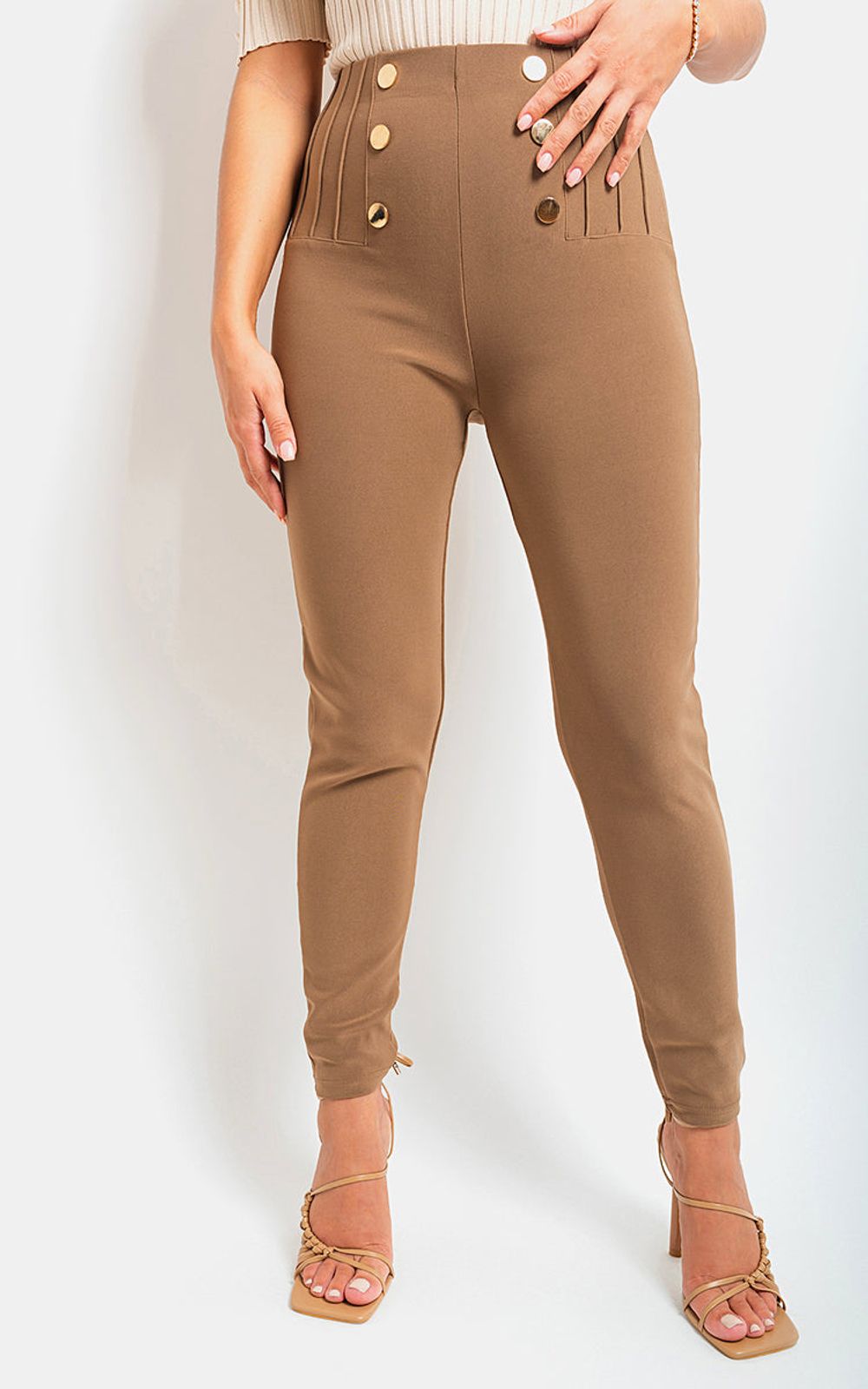 Pantalon taille haute avec détails boutonnés sur le devant